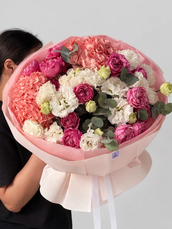 Букет "Floral Charm" — «Floral Charm» — элегантный букет из 5 эустом, 4 роз, 2 гортензий и 1 ветви эвкалипта.